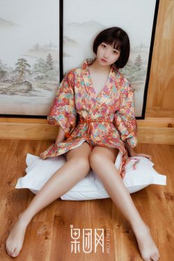 美女露出奶头和尿口